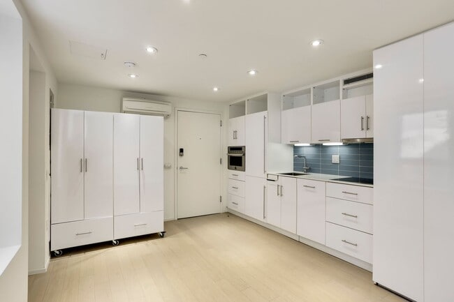 Building Photo - Bright SW Waterfront Condo with Parking Included – Prime DC Location