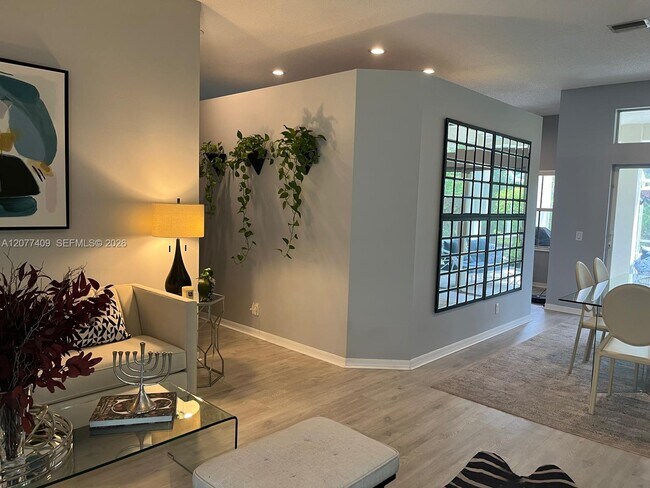 Building Photo - 761 Tanglewood Cir