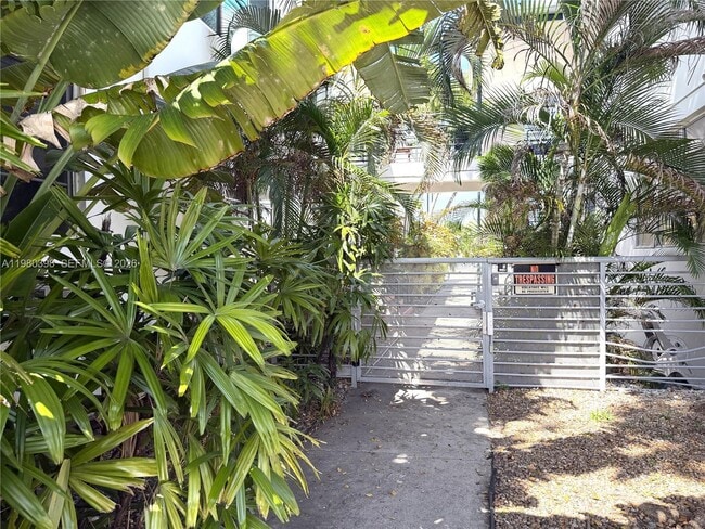 Building Photo - 4710 Pine Tree Dr