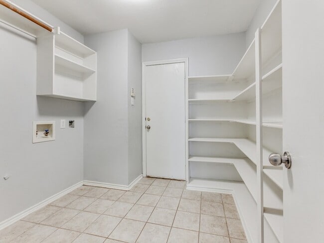 Building Photo - 1305 Greenbriar Ln