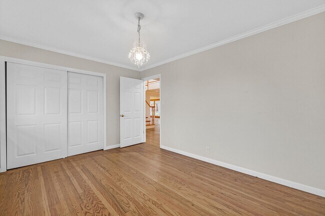 Building Photo - Stunning San Carlos 5 bedroom 4 bathroom H...