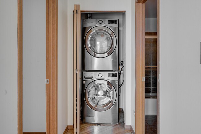 Building Photo - 515 Main St