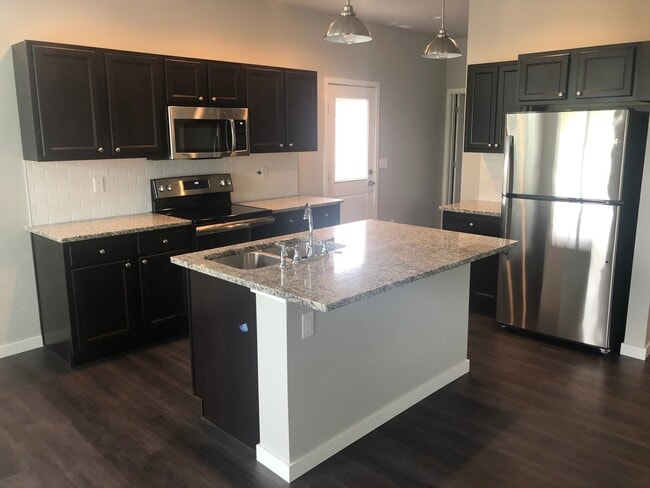 Building Photo - Ellis Flats Townhomes | Modern 3 Bedroom /...