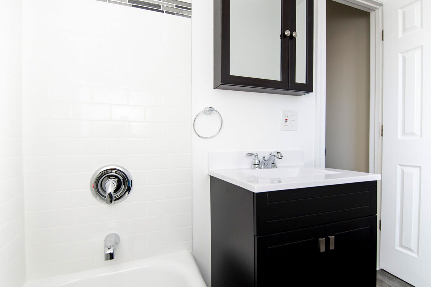 Building Photo - 655 W Roscoe St