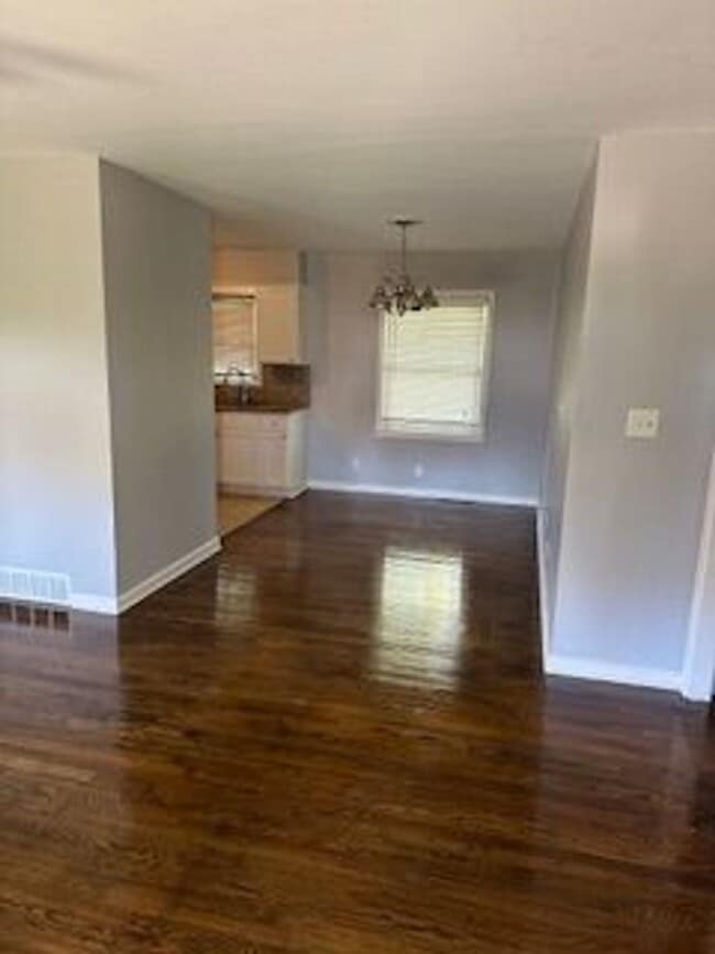 Building Photo - Charming 3 Bedroom 1 1/2 Bath