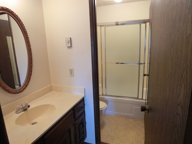 Building Photo - Great centrally located apartment!