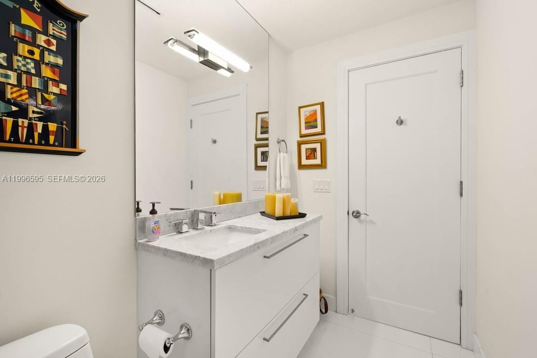 Building Photo - 1000 Venetian Way