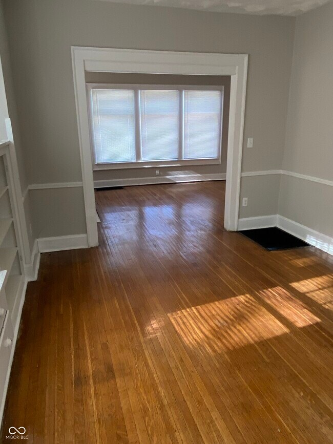 Building Photo - 4025 N Kenwood Ave