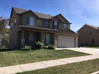 Building Photo - Pet friendly 5 bedroom 2.5 Bath home in Pa...