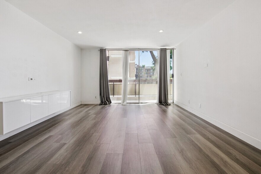 Primary Photo - 321 S San Vicente Blvd