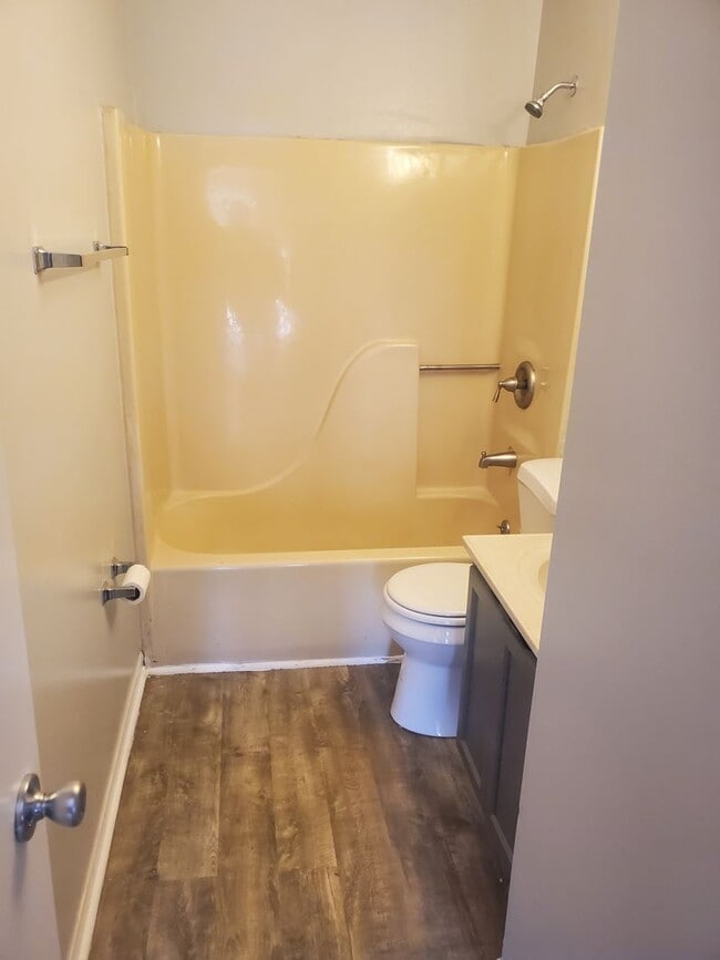 Building Photo - Sevierville - 2 bedroom, 1 bath apartment - Call Linda Meese (865) 591-6004