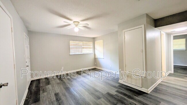Building Photo - 4527 Versailles Dr