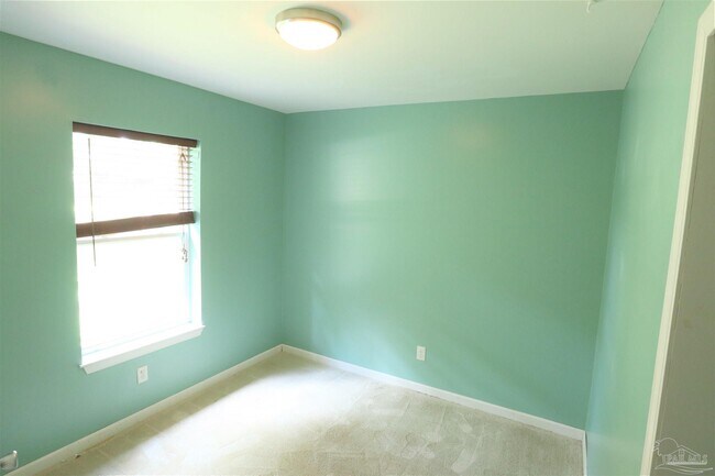 Building Photo - 1381 W Roberts Rd