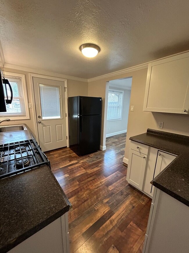 Building Photo - Modern Charm: 2 BR Home with Finished Basement, Pet Friendly, Assigned Parking, and Prime Location!