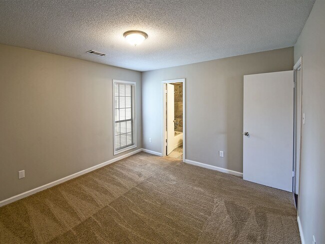 Building Photo - Updated and charming 3 bed, 2 bath with SU...