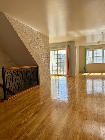 Building Photo - 3 Harbor Front Ct