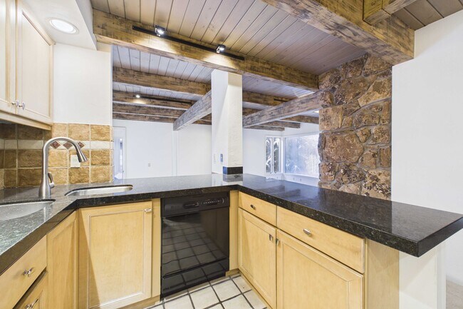 Building Photo - 651 S Monarch St