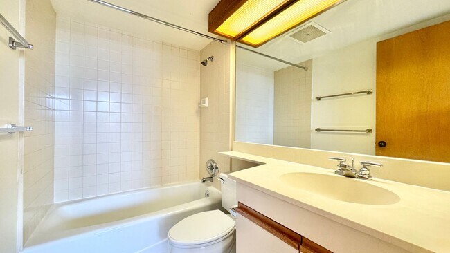 Building Photo - HIGHLY DESIRABLE 2 BED/2 BATH SPECTACULAR ...