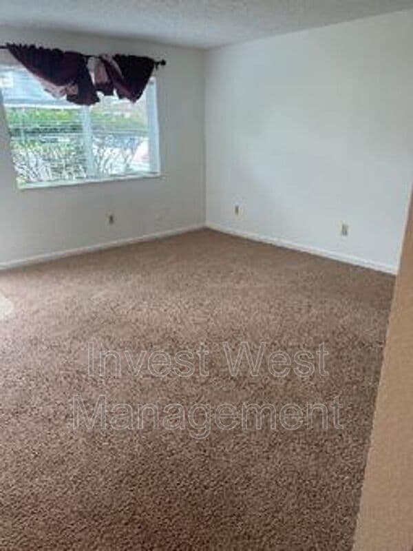 Building Photo - 710 NE 15th Ave