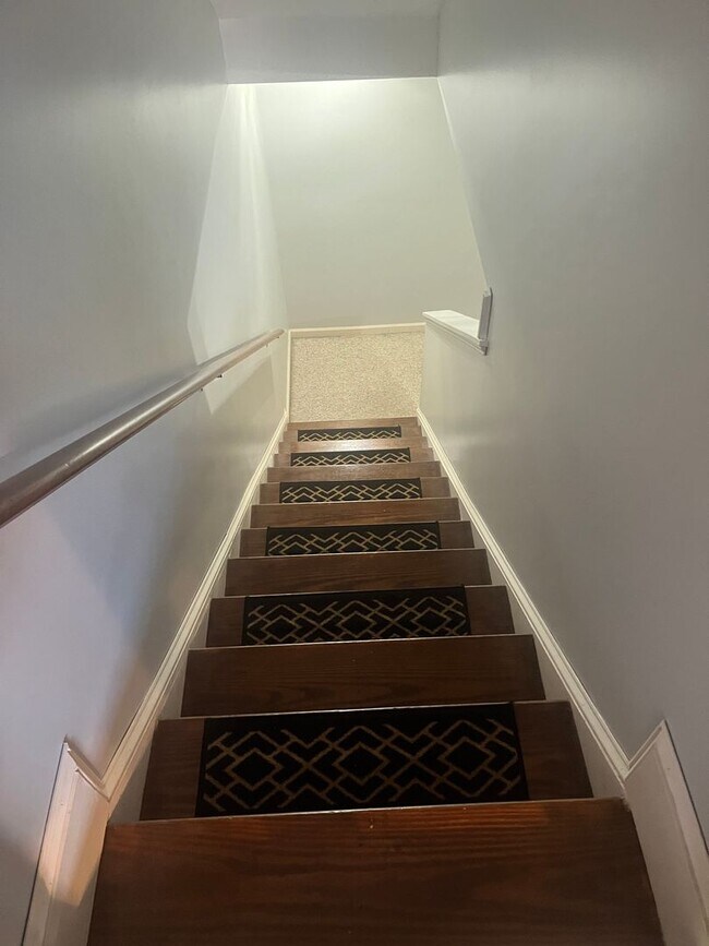 Building Photo - Gorgeous townhouse located near cornerston...