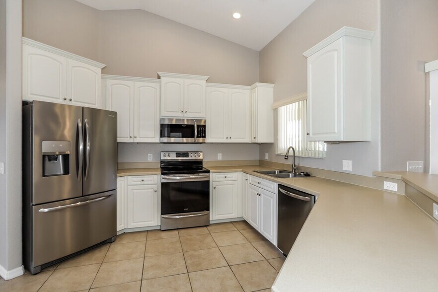 Building Photo - 2695 High Ridge Dr