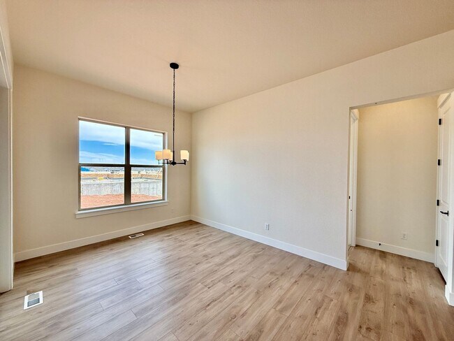 Building Photo - GET 2 WEEKS FREE. Luxury Living in Kissing...