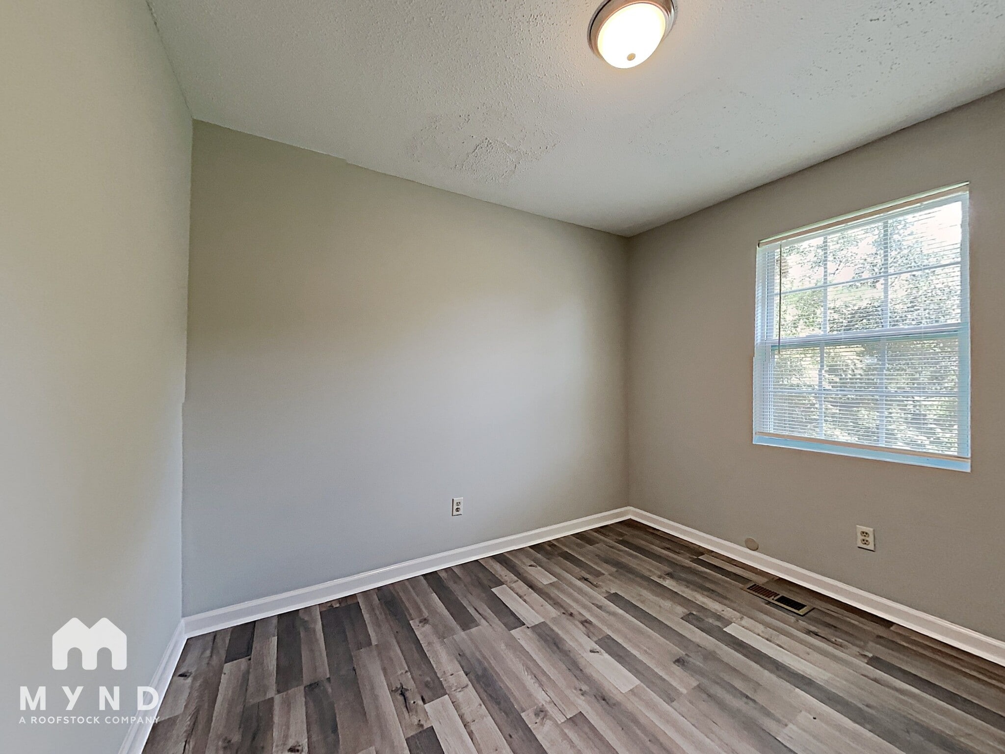 Building Photo - 612 15th Ct NW