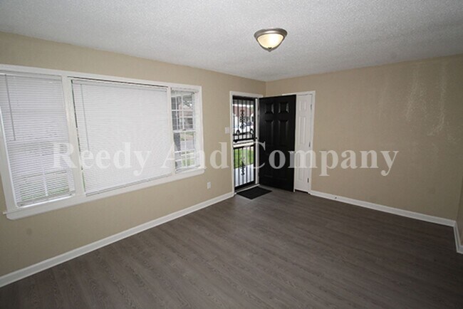 Building Photo - Welcome to 93 Eastview! MOVE IN SPECIAL IN DETAILS !!