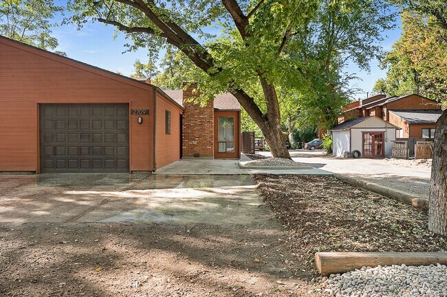 Building Photo - Super Cute North End Place with Garage and Backyard!