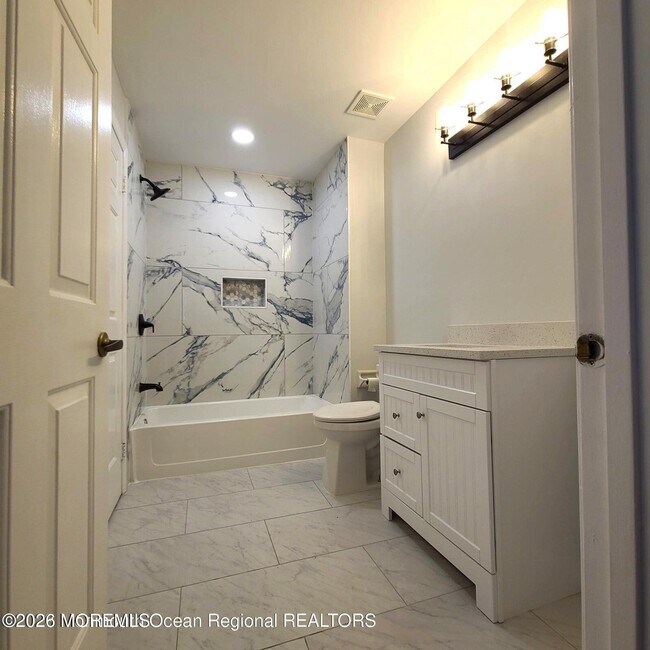 Building Photo - 7904B Normandy Dr