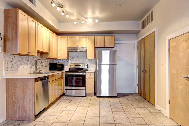 Building Photo - Renovated 1 Bedroom 1 Bathroom Townhome in...