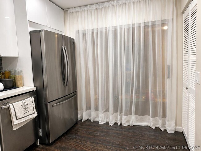 Building Photo - 6723 Via Regina