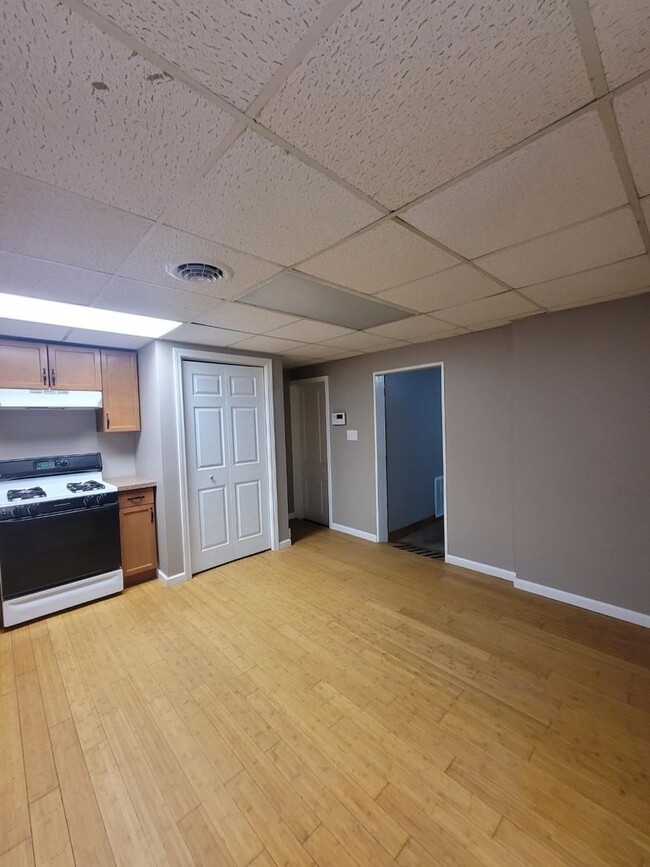 Building Photo - 3 bedroom 1.5 Bath Now Available - William...