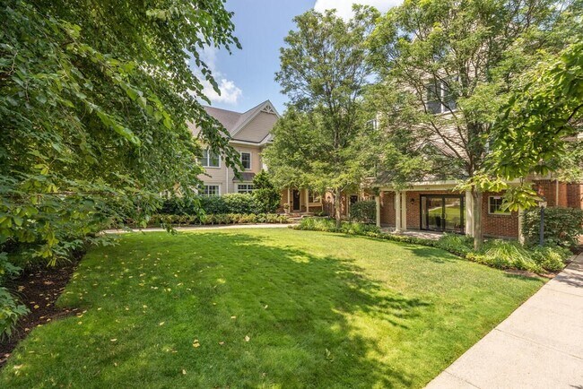 Building Photo - 142 Bigelow St