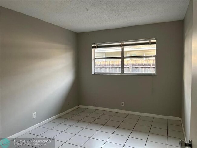 Building Photo - 353 SW 35th Ave