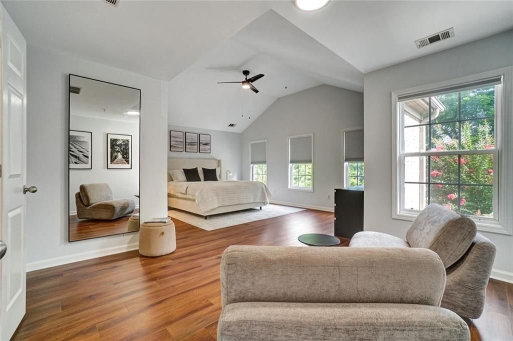 Building Photo - 702 Surrey Park Pl SE