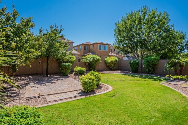 Building Photo - Move In Ready! Three Bedrooms - Beautiful ...