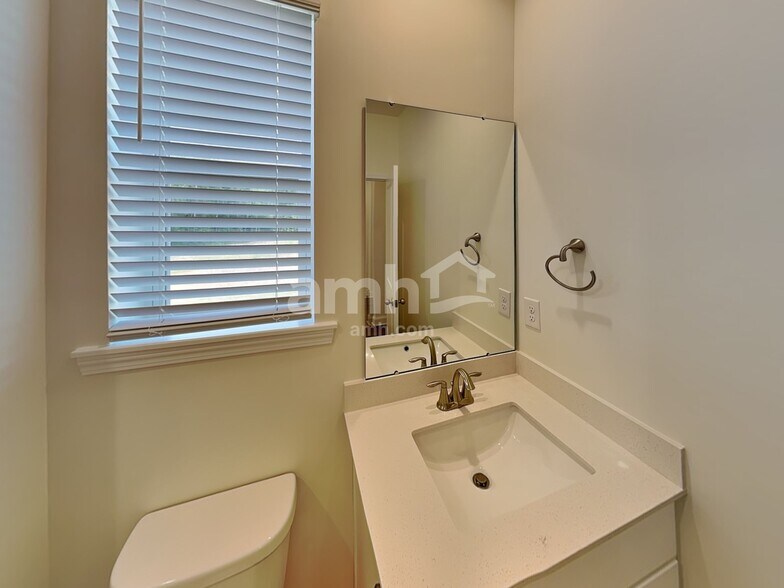 Building Photo - 6035 Rosemore Ln