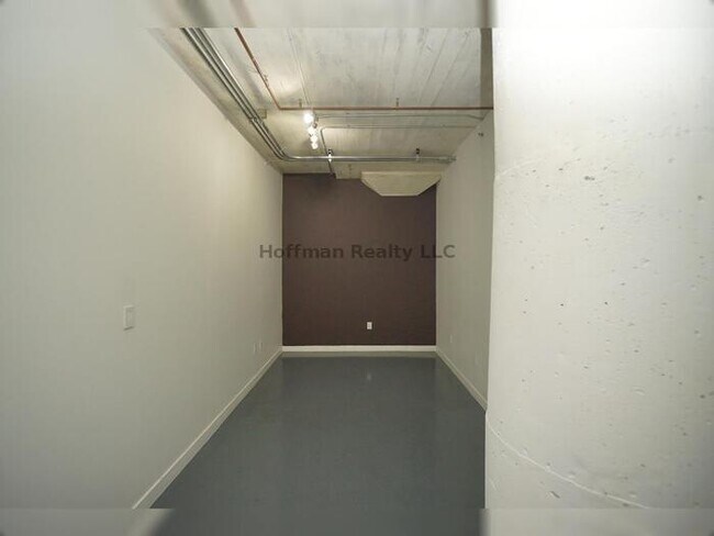 Building Photo - Chanel Side Condo