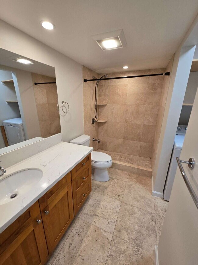 Building Photo - Renovated 2br, 2ba, 2pkg - Regency Park with Views!