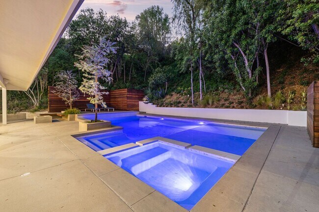 Building Photo - 16110 Clear Oak Dr