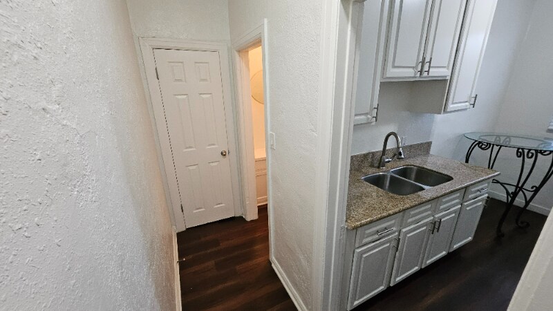 Building Photo - 1216 W Court St