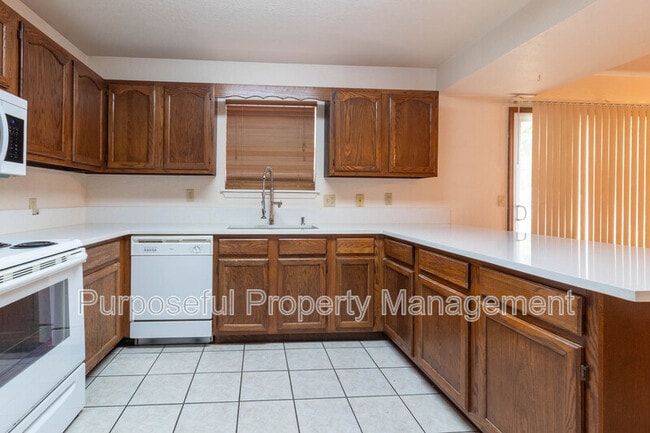 Building Photo - 216 N Fretz Ave