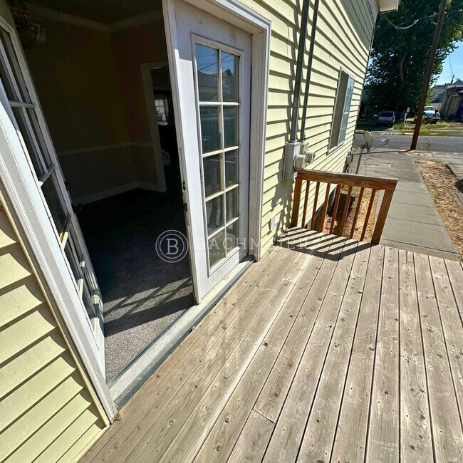 Building Photo - 9th St Duplex
