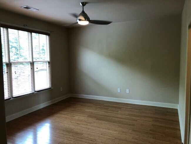 Building Photo - Urban Lofts unit! - PRE-LEASE FOR AUGUST 2026