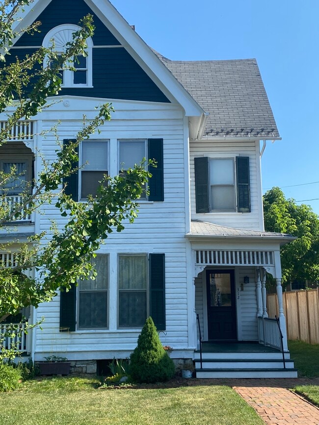 Building Photo - 312 Amherst St
