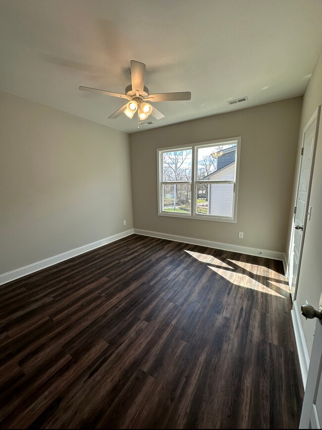 Building Photo - 119 W Rossview Rd