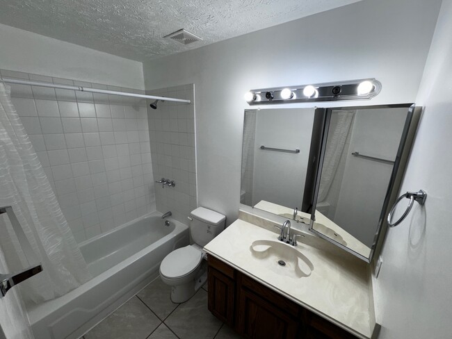 Building Photo - 1040 Jade Dr