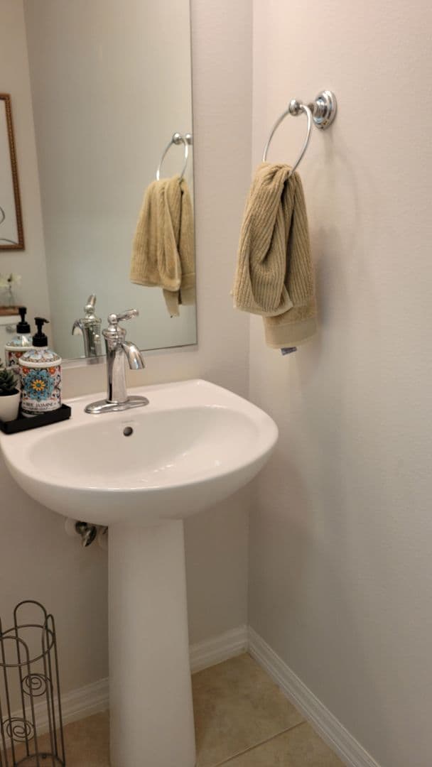 Building Photo - SEASONAL ONLY  3 bedroom, 2 1/2 bath townhome off University Parkway with water view