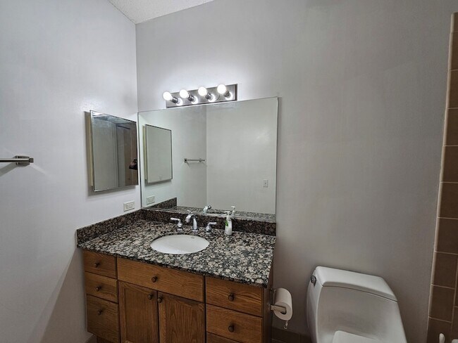 Building Photo - 512 N McClurg Ct